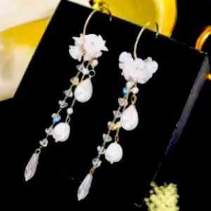 Dangling flower and crystal earrings